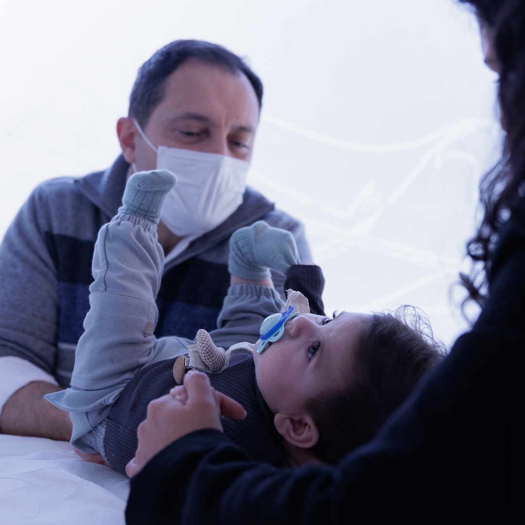 Professionista durante un incontro con il neonato e il genitore