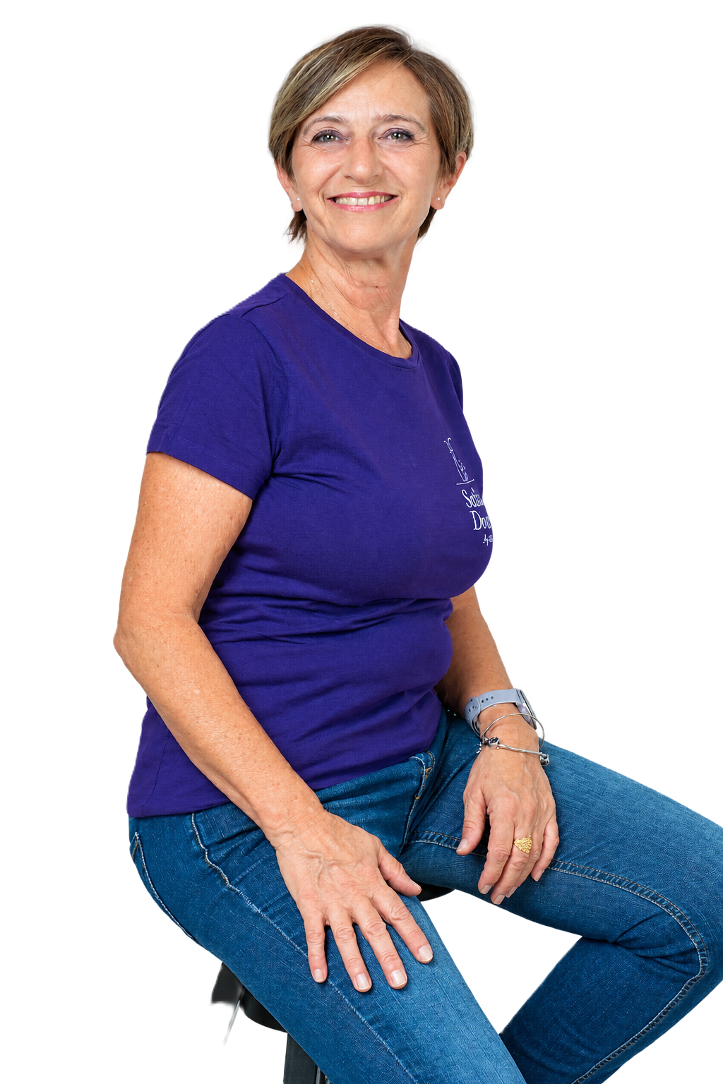 La dottoressa Patrizia Santoro seduta con la maglia viola